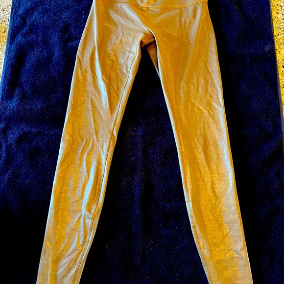 Lululemon gold leggings size 2 in excellent barely worn condition - Picture 2 of 3